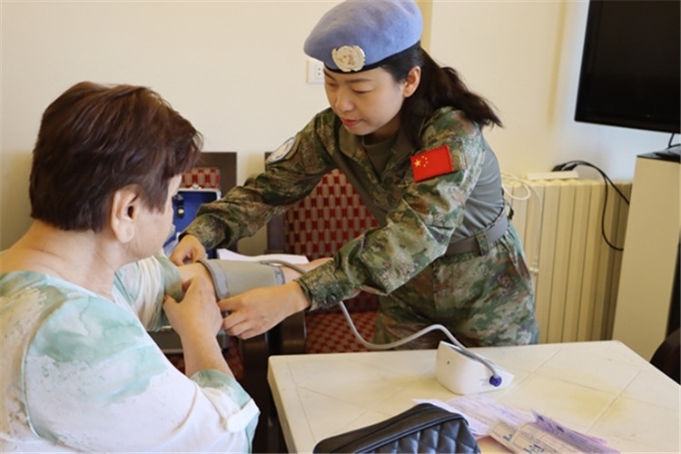 【1】 醫(yī)療分隊(duì)隊(duì)員為當(dāng)?shù)鼗颊邷y量血壓。曾德樂攝