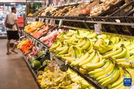 5月24日，顧客在德國(guó)柏林一家超市購(gòu)物。新華社記者 任鵬飛 攝