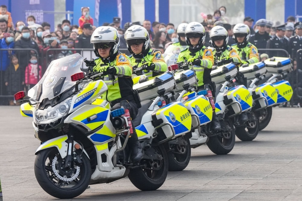 2024年1月6日，南京交警在警營(yíng)開放周活動(dòng)現(xiàn)場(chǎng)進(jìn)行警務(wù)技能表演。新華社記者 李博 攝