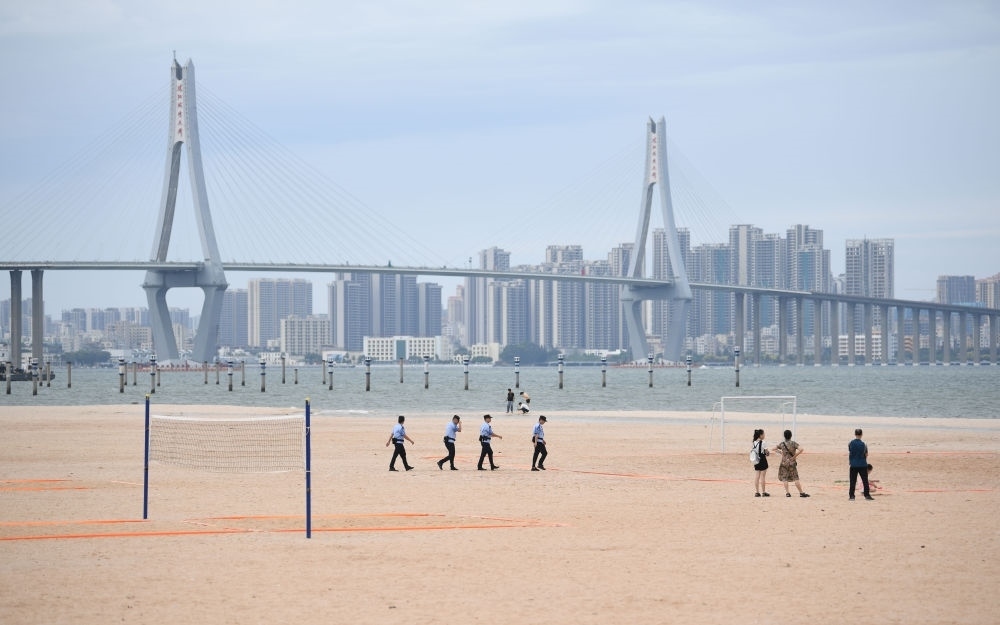 2023年7月17日，廣東湛江五環(huán)廣場(chǎng)的沙灘上，公安民警在執(zhí)勤巡邏。新華社記者 鄧華 攝