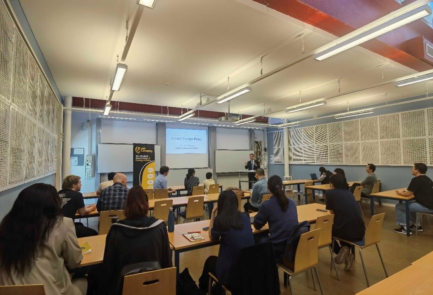 中國駐瑞典大使崔愛民與同學們互動并回答問題。中國駐瑞典大使館供圖