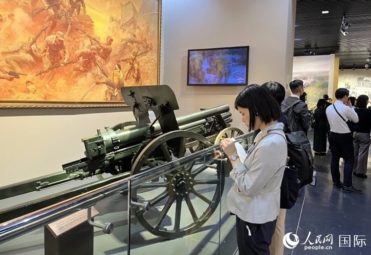 創(chuàng)價學會青年代表團成員在中國人民抗日戰(zhàn)爭紀念館參觀。人民網(wǎng)記者 陳思攝