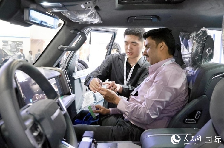 客戶在了解中國(guó)產(chǎn)汽車。人民網(wǎng)記者 管克江攝