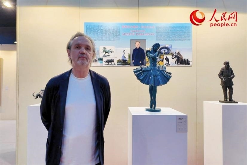 俄羅斯人民藝術(shù)家、俄羅斯美協(xié)主席安德烈·科瓦爾丘克正在接受人民網(wǎng)的采訪。人民網(wǎng)記者 劉微攝