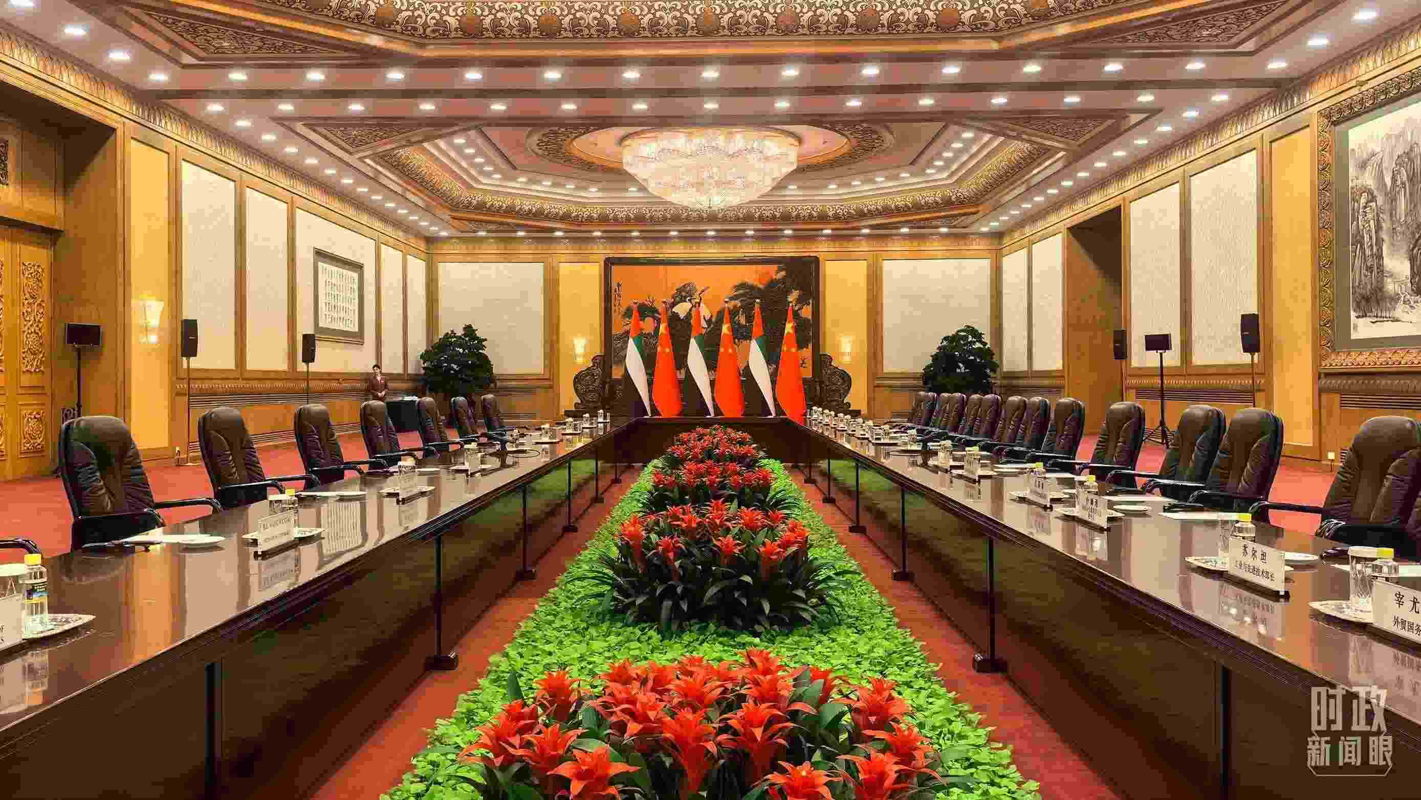 △5月30日下午，習(xí)近平主席同阿聯(lián)酋總統(tǒng)穆罕默德會(huì)談。這是會(huì)談開始前的現(xiàn)場(chǎng)。（總臺(tái)央視記者鄂介甫拍攝）