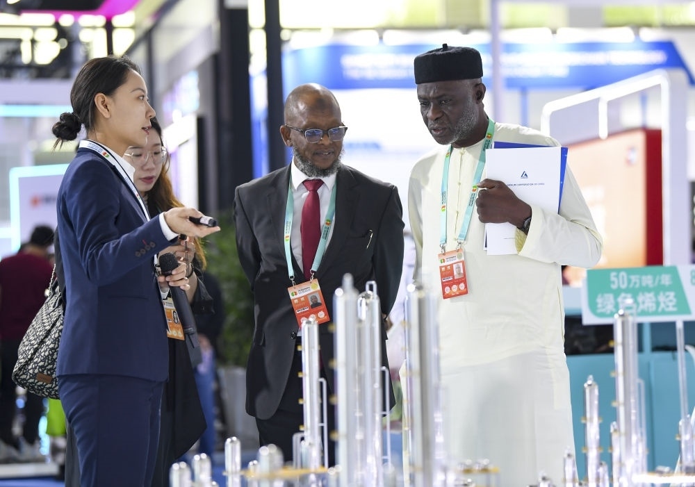2023年9月22日，嘉賓在第六屆中阿博覽會上了解清潔能源項目。新華社記者 馮開華 攝