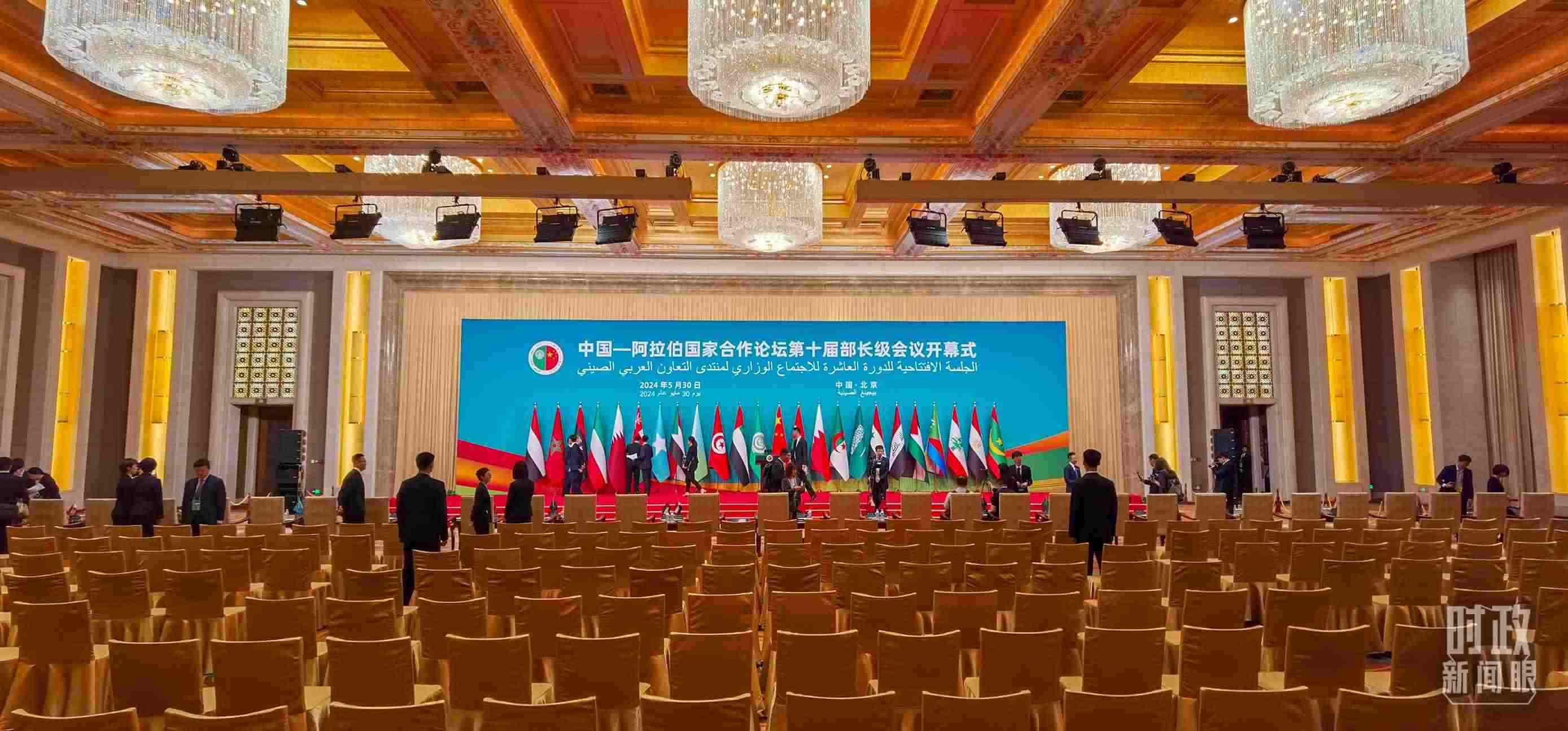 △會(huì)議開始前，現(xiàn)場(chǎng)正在進(jìn)行各項(xiàng)準(zhǔn)備工作。（總臺(tái)央視記者郭鴻拍攝）