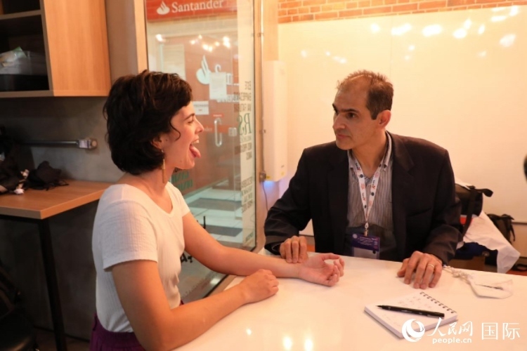 在巴西米納斯吉拉斯州首府貝洛奧里藏特開(kāi)辦診所的中醫(yī)師保羅·貢扎爾韋斯，正在把脈并觀(guān)察舌苔。人民網(wǎng)記者 陳一鳴攝