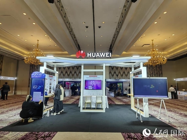 峰會現(xiàn)場，由泰國政府、中泰高校和客戶伙伴搭建的人才雙選會和伙伴展臺開放。人民網(wǎng)記者 楊一攝