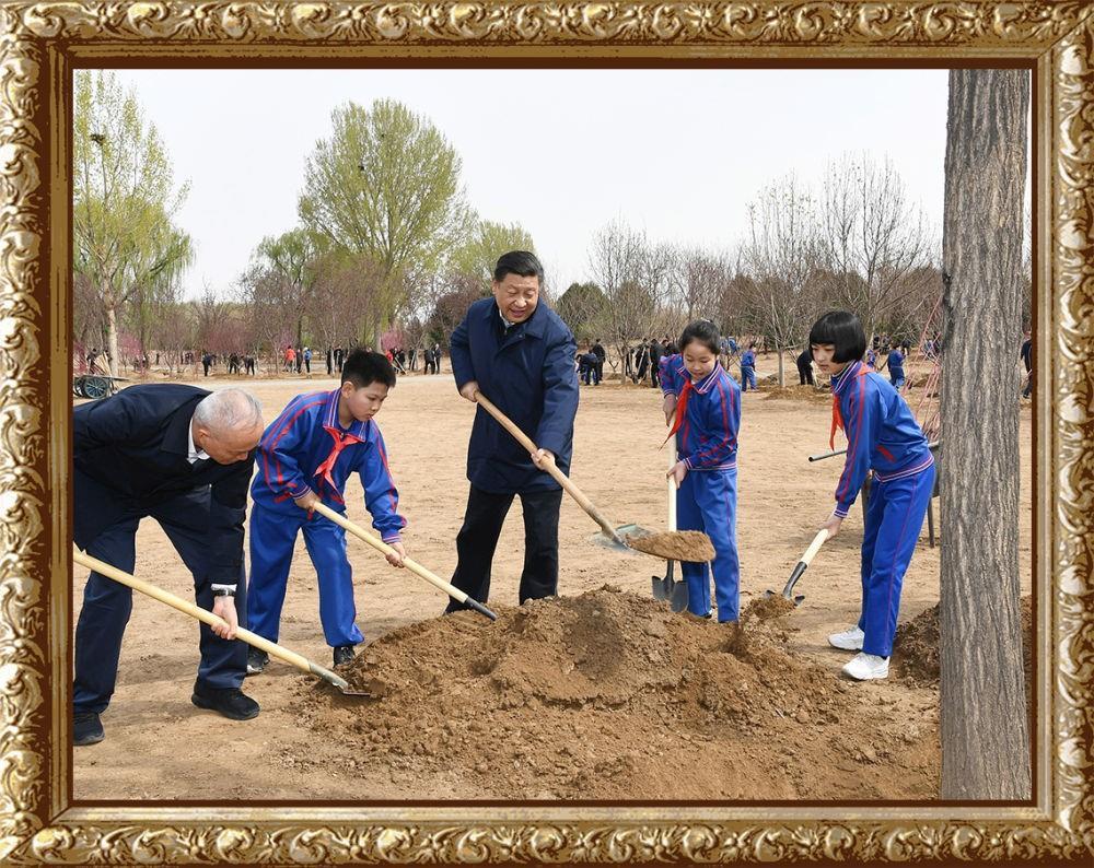 2019年4月8日，習(xí)近平總書記來到北京市通州區(qū)永順鎮(zhèn)的植樹點(diǎn)，同大家一起植樹。