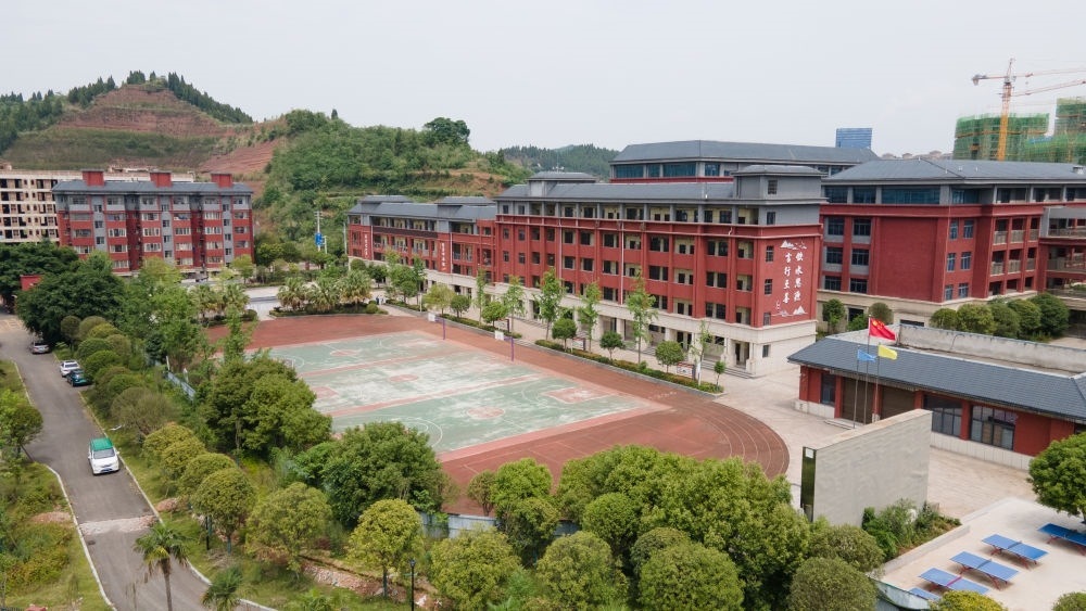 這是5月31日拍攝的之江小學(xué)校園（無人機(jī)照片）。新華社記者 胥冰潔 攝