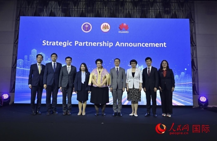 數(shù)字人才峰會現(xiàn)場。左五為泰國高等教育、科學(xué)、研究和創(chuàng)新部長素巴瑪·伊沙拉帕迪，右三中國駐泰國大使館教育參贊許蘭，右四為華為泰國技術(shù)有限公司總經(jīng)理李雄偉。人民網(wǎng)記者 簡承淵攝