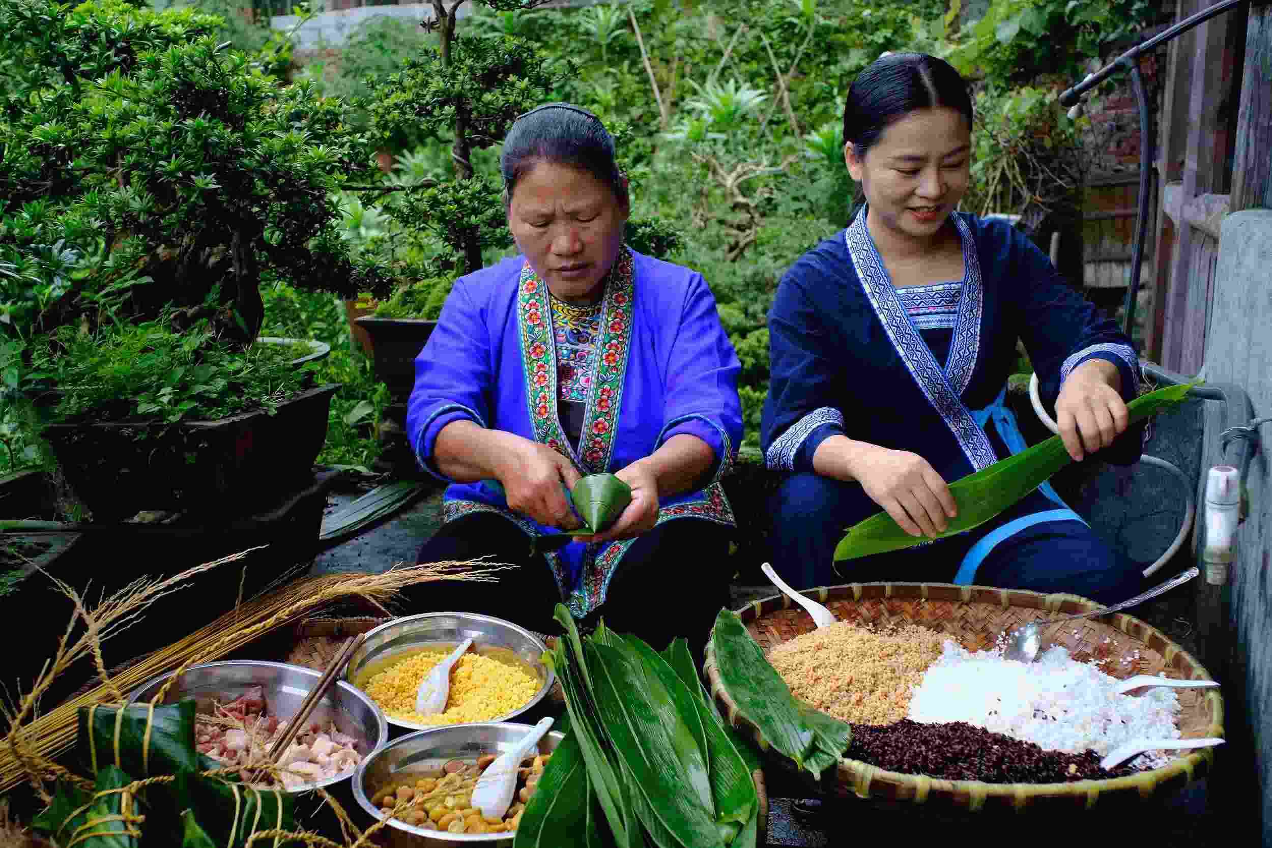 端午節(jié)將至，苗家女性包紫黑香糯粽 （圖片來(lái)源：視覺(jué)中國(guó)）