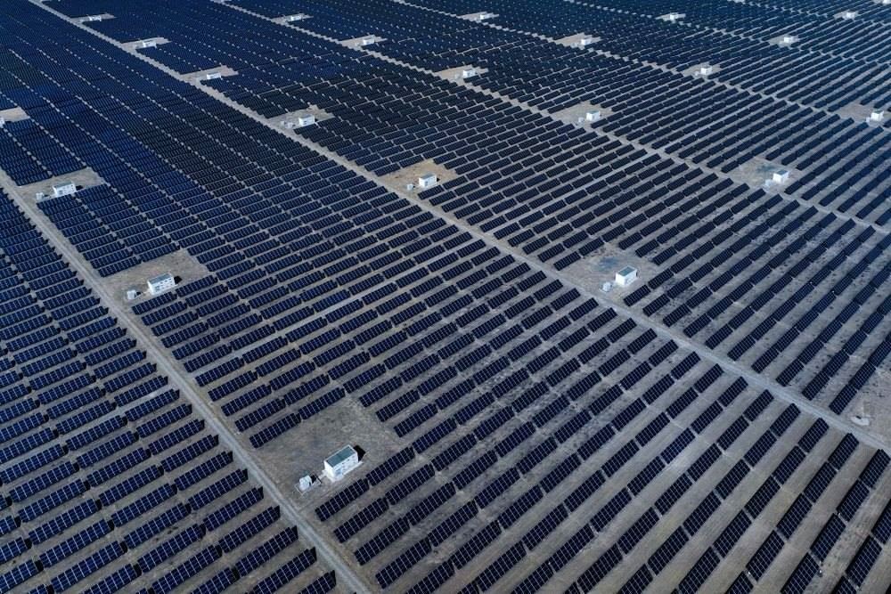 這是2024年4月15日在青海省海南藏族自治州共和縣塔拉灘綠色產業(yè)發(fā)展園區(qū)拍攝的光伏電站。新華社記者 張龍 攝