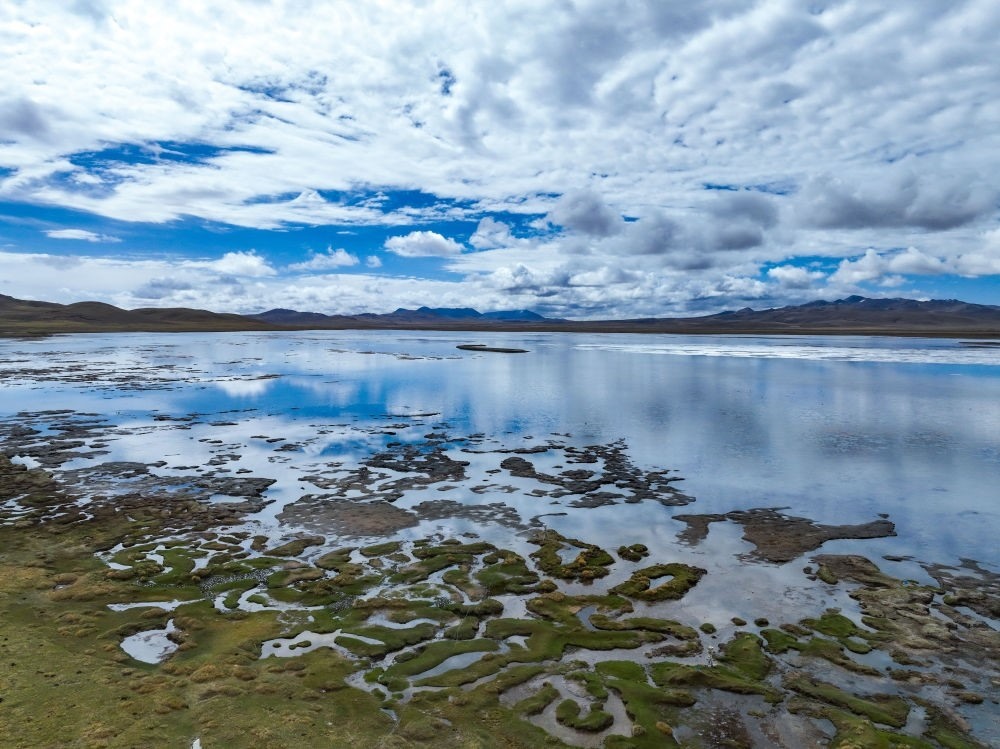 這是2024年5月26日在長江源頭地區(qū)拍攝的班德湖一角（無人機照片）。新華社記者 張龍 攝