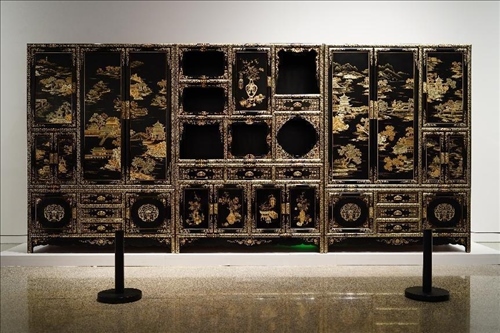 2023年7月9日，北京，中國工藝美術(shù)館·中國非物質(zhì)文化遺產(chǎn)館，“山西特色專業(yè)鎮(zhèn)·平遙非遺雙寶中華行”展覽展出的推光漆器作品。