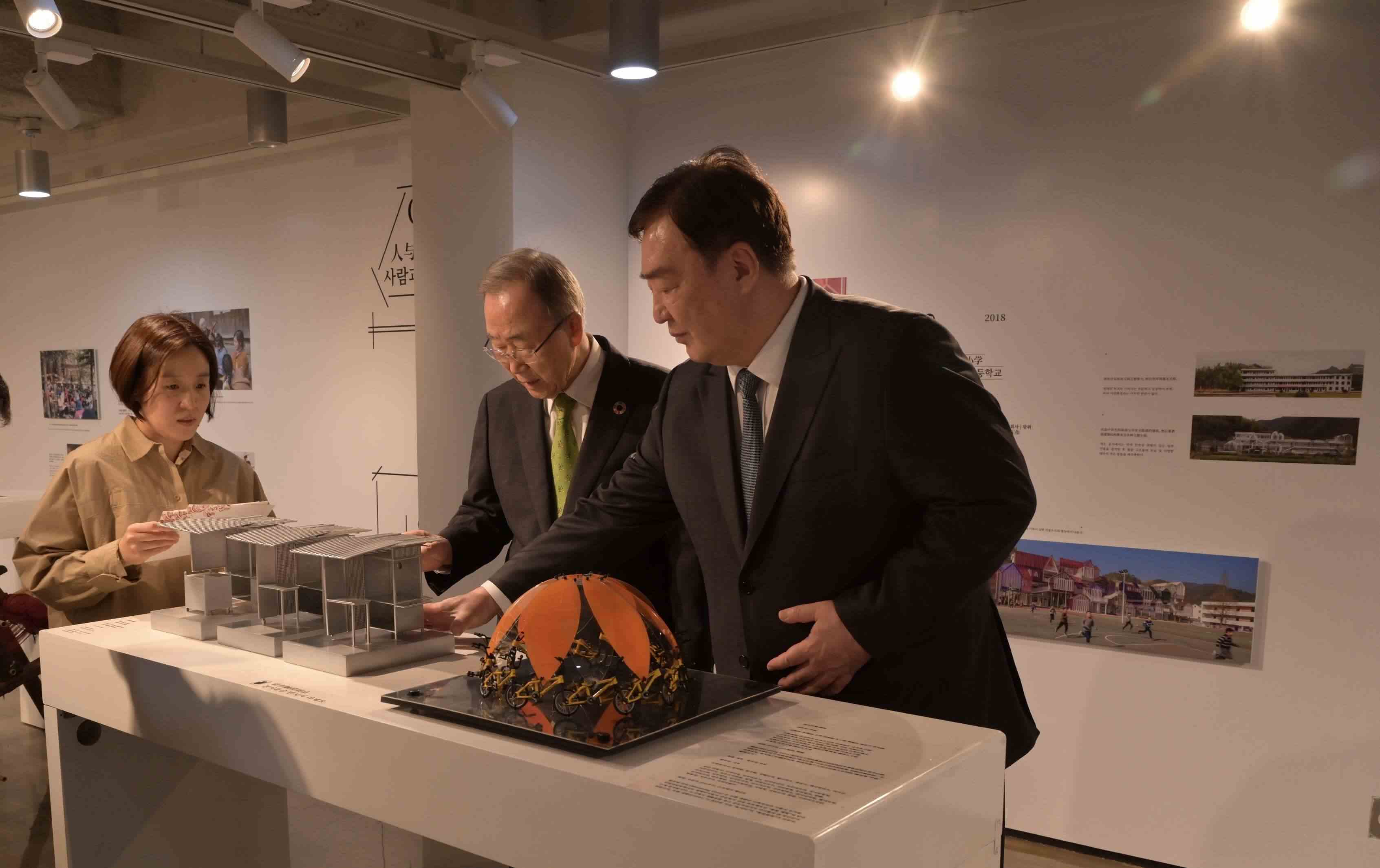 邢海明（右一）與潘基文共同參觀《自然生活傳承——美麗中國特展》。首爾中國文化中心供圖