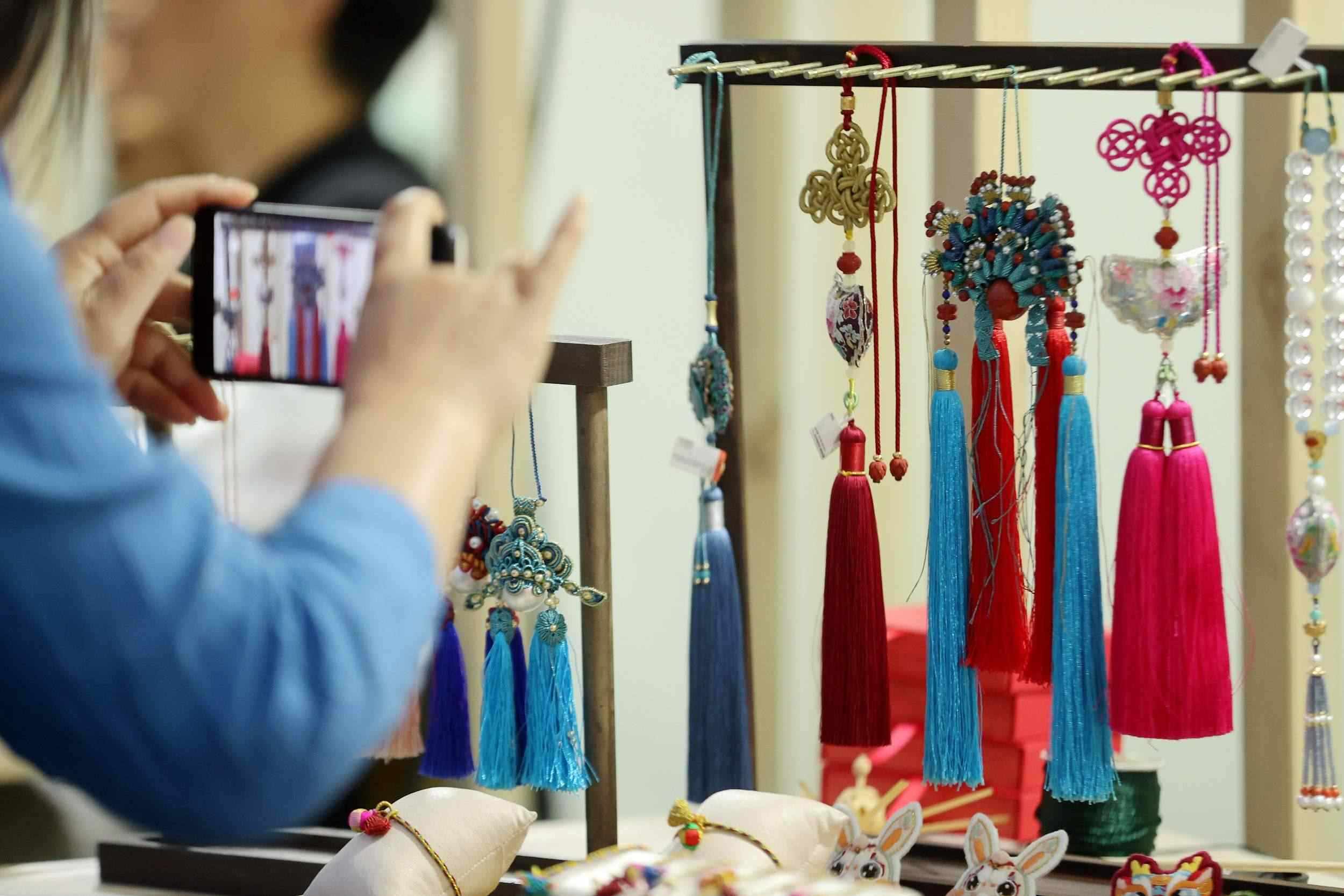 浙江湖州：多彩非遺文化展迎接文化和自然遺產(chǎn)日（圖片來源：視覺中國(guó)）