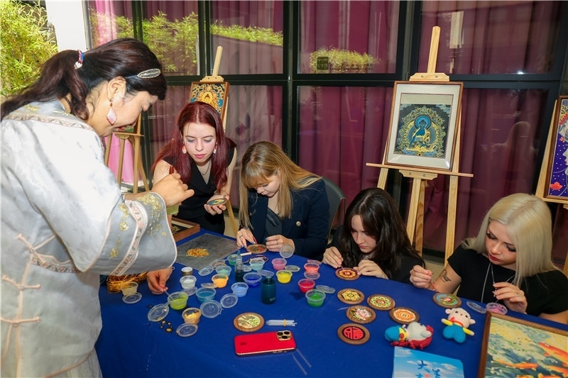 西班牙嘉賓參觀青海傳統(tǒng)手工技藝展示。主辦方供圖