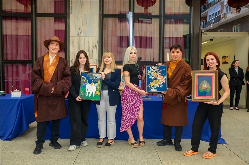 西班牙嘉賓參觀青海傳統(tǒng)手工技藝展示。主辦方供圖