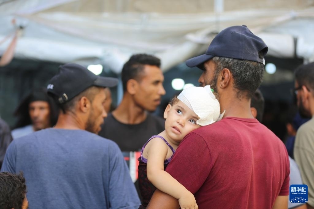 這是6月8日在加沙地帶中部努賽賴特難民營拍攝的傷員。新華社發(fā)（馬爾萬·達(dá)烏德攝）