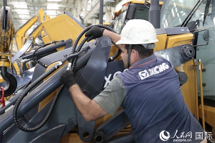 一名徐工巴西制造基地的當?shù)貑T工正在進行設備安裝和調試。 人民日報社拉美中心分社 威廉·科埃略·維亞納攝