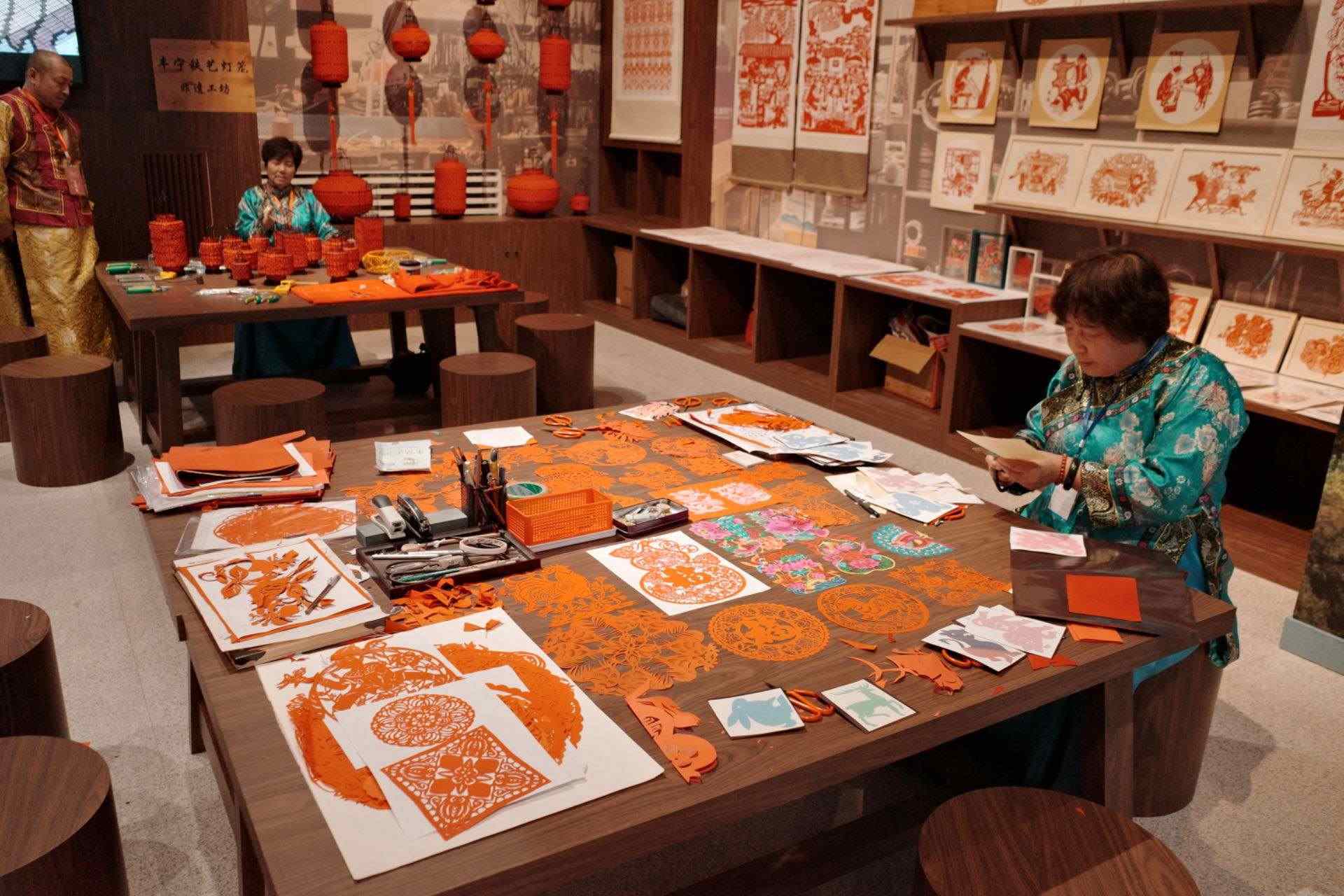 “氣象萬千——中國非遺保護(hù)實(shí)踐主題展”上，非遺傳承人現(xiàn)場展示。人民網(wǎng)記者 劉微攝