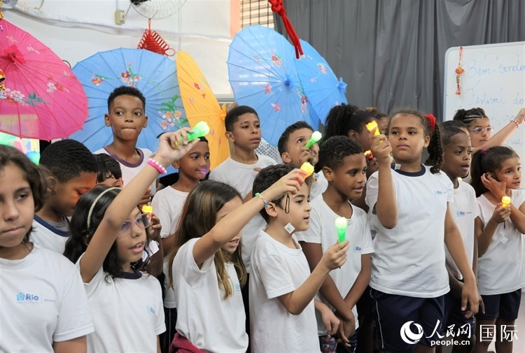 端午節(jié)活動(dòng)在里約薩繆爾·韋納公立學(xué)校舉辦，該校師生合唱中文歌曲。 人民網(wǎng)記者 時(shí)元皓攝