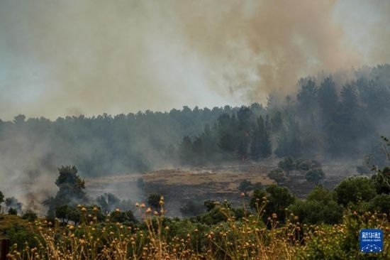  6月12日，以色列北部加利利地區(qū)遭受火箭彈襲擊后冒出滾滾濃煙。新華社發(fā)（阿亞爾·馬戈林?jǐn)z/基尼圖片社）