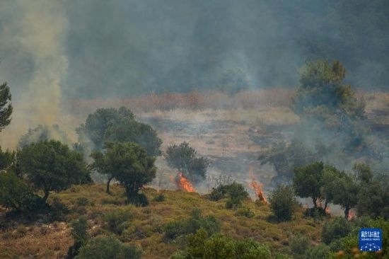 6月12日，以色列北部加利利地區(qū)遭受火箭彈襲擊后冒出滾滾濃煙。新華社發(fā)（阿亞爾·馬戈林?jǐn)z/基尼圖片社）