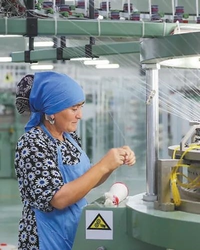 在針織毛坯車間，當(dāng)?shù)毓と苏诮泳€。胡澤曦?cái)z