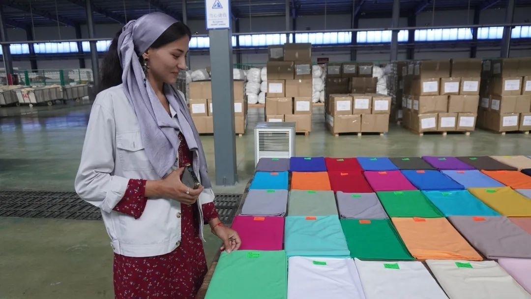 當(dāng)?shù)毓と苏跈z驗(yàn)成品。曲頌攝