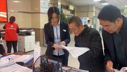 成都市溫江區(qū)市場監(jiān)管局為群眾提供“個轉(zhuǎn)企”登記幫辦服務(wù)。成都市市場監(jiān)管局供圖