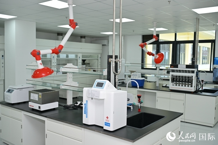 援緬甸國家疾控中心實驗室內。人民網(wǎng)記者 謝佳君攝