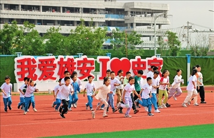 雄安史家胡同小學(xué)學(xué)生在操場(chǎng)上運(yùn)動(dòng)（2024年5月21日攝）牟宇攝/本刊