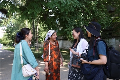 人民日報記者和塔方記者在進行交流。顏歡攝