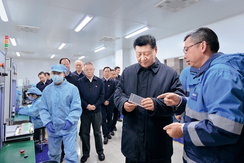 2024年3月18日至21日，中共中央總書記、國(guó)家主席、中央軍委主席習(xí)近平在湖南考察。這是18日下午，習(xí)近平在中德合資企業(yè)巴斯夫杉杉電池材料有限公司考察。 新華社記者 謝環(huán)馳/攝