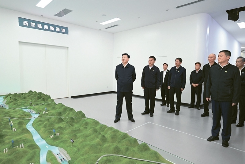 2023年12月14日至15日，中共中央總書記、國(guó)家主席、中央軍委主席習(xí)近平在廣西考察。這是14日上午，習(xí)近平在南寧市考察中國(guó)—東盟信息港股份有限公司，結(jié)合平陸運(yùn)河沙盤聽取西部陸海新通道骨干工程建設(shè)匯報(bào)。 新華社記者 謝環(huán)馳/攝