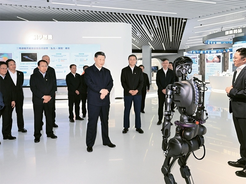 2023年11月28日至12月2日，中共中央總書記、國(guó)家主席、中央軍委主席習(xí)近平在上?？疾?。這是11月28日下午，習(xí)近平在浦東新區(qū)張江科學(xué)城參觀上?？萍紕?chuàng)新成果展。 新華社記者 謝環(huán)馳/攝