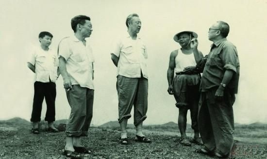1978年8月，習(xí)仲勛（左三）在廣東惠陽(yáng)農(nóng)村調(diào)研。在清華大學(xué)讀書的習(xí)近平（左一）利用暑假時(shí)間參加社會(huì)實(shí)踐，隨同父親一起下鄉(xiāng)。