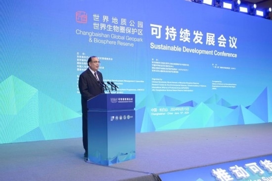  6月15日，聯(lián)合國教科文組織東亞地區(qū)辦事處主任夏澤翰在“長白山·世界地質公園、世界生物圈保護區(qū)可持續(xù)發(fā)展會議”上做主旨演講。新華社發(fā)