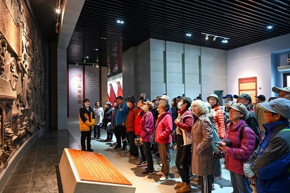 △ 2024年4月10日，北京朝陽(yáng)區(qū)安慧里社區(qū)黨委組織離退休黨員參觀“明鏡昭廉”明代反貪尚廉歷史文化園。