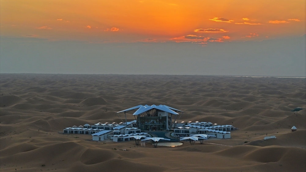 這是位于寧夏中衛(wèi)市沙坡頭景區(qū)的星星酒店（2023年9月6日攝，無人機(jī)照片）。新華社記者 王鵬 攝