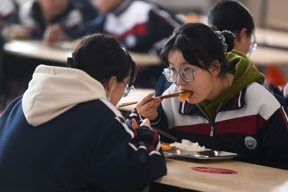 2023年2月23日，果洛西寧民族中學(xué)學(xué)生在食堂吃午飯。