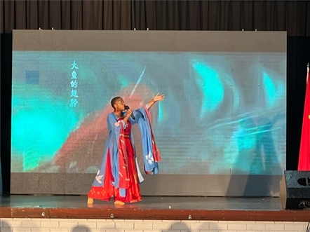 一等獎(jiǎng)獲得者彩翼進(jìn)行才藝表。（圖片來源：孔子課堂）