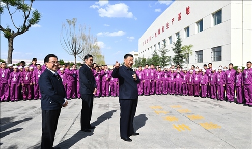 2021年6月7日至9日，習(xí)近平總書記在青?？疾臁＿@是7日下午，習(xí)近平總書記在青海圣源地毯集團(tuán)有限公司考察時(shí)，同企業(yè)員工親切交流。新華社記者 謝環(huán)馳 攝