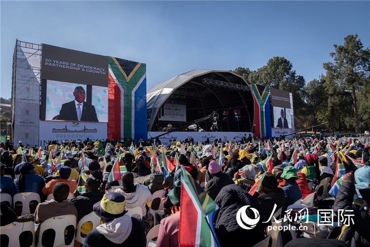 南非民眾觀看拉馬福薩總統(tǒng)就職演說(shuō)。 人民日?qǐng)?bào)非洲中心分社 希拉茲·莫林?jǐn)z