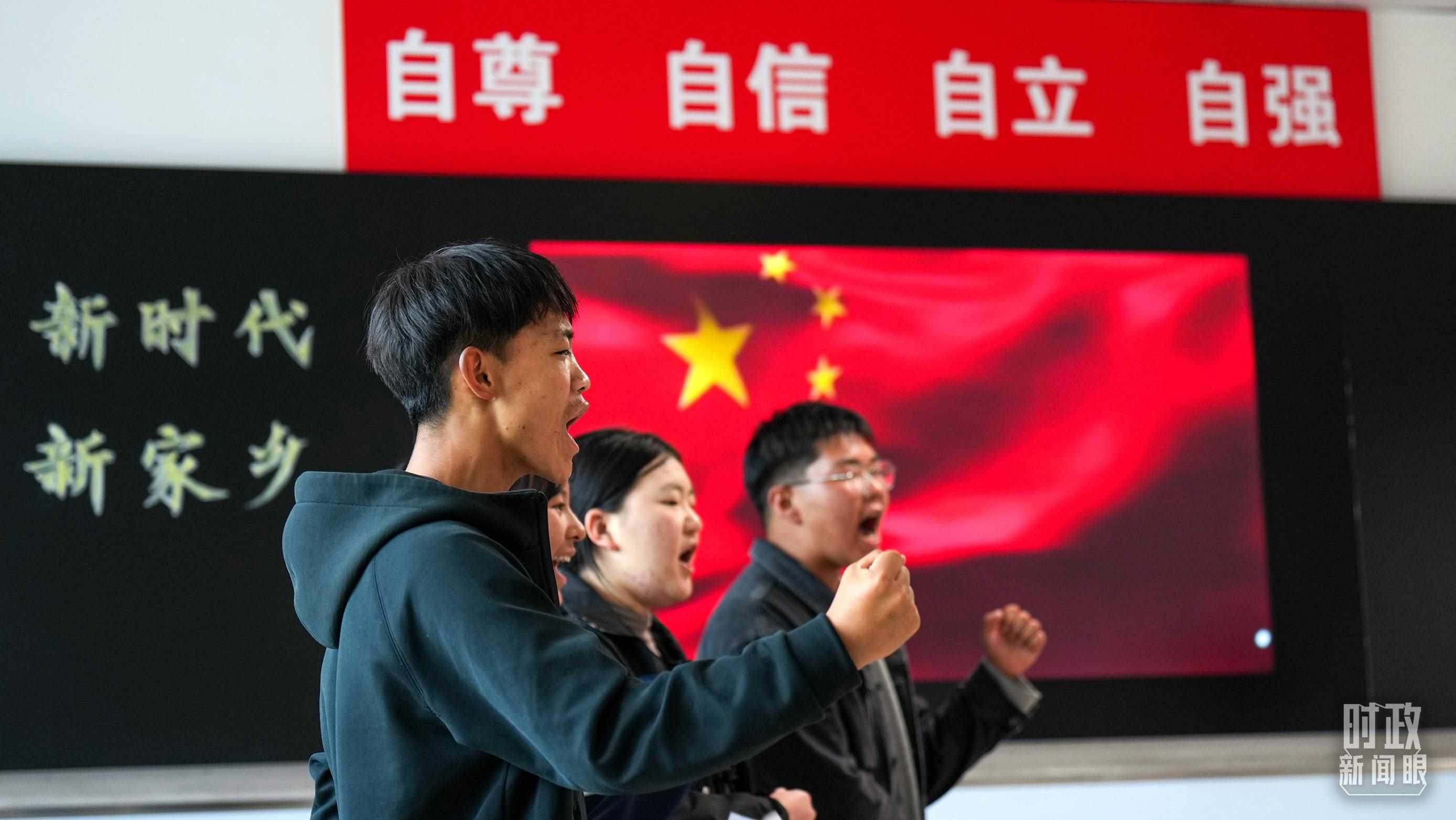 △果洛西寧民族中學(xué)高一（1）班的“新時代、新家鄉(xiāng)”主題思政課。（總臺央視記者許永松、國廣記者李晉拍攝）