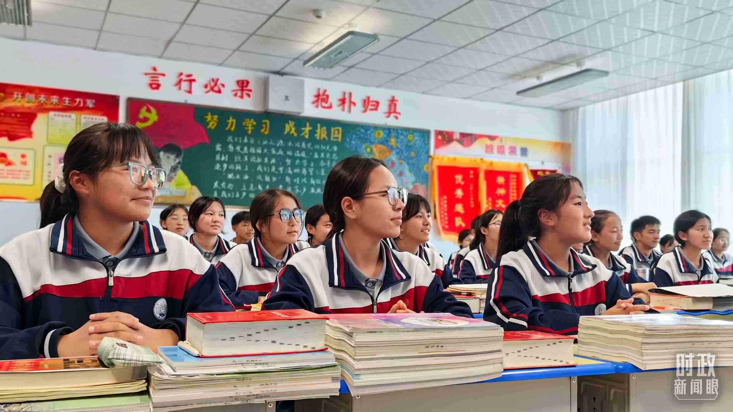 △果洛西寧民族中學(xué)高一（1）班的“新時代、新家鄉(xiāng)”主題思政課。（總臺央視記者段德文拍攝）