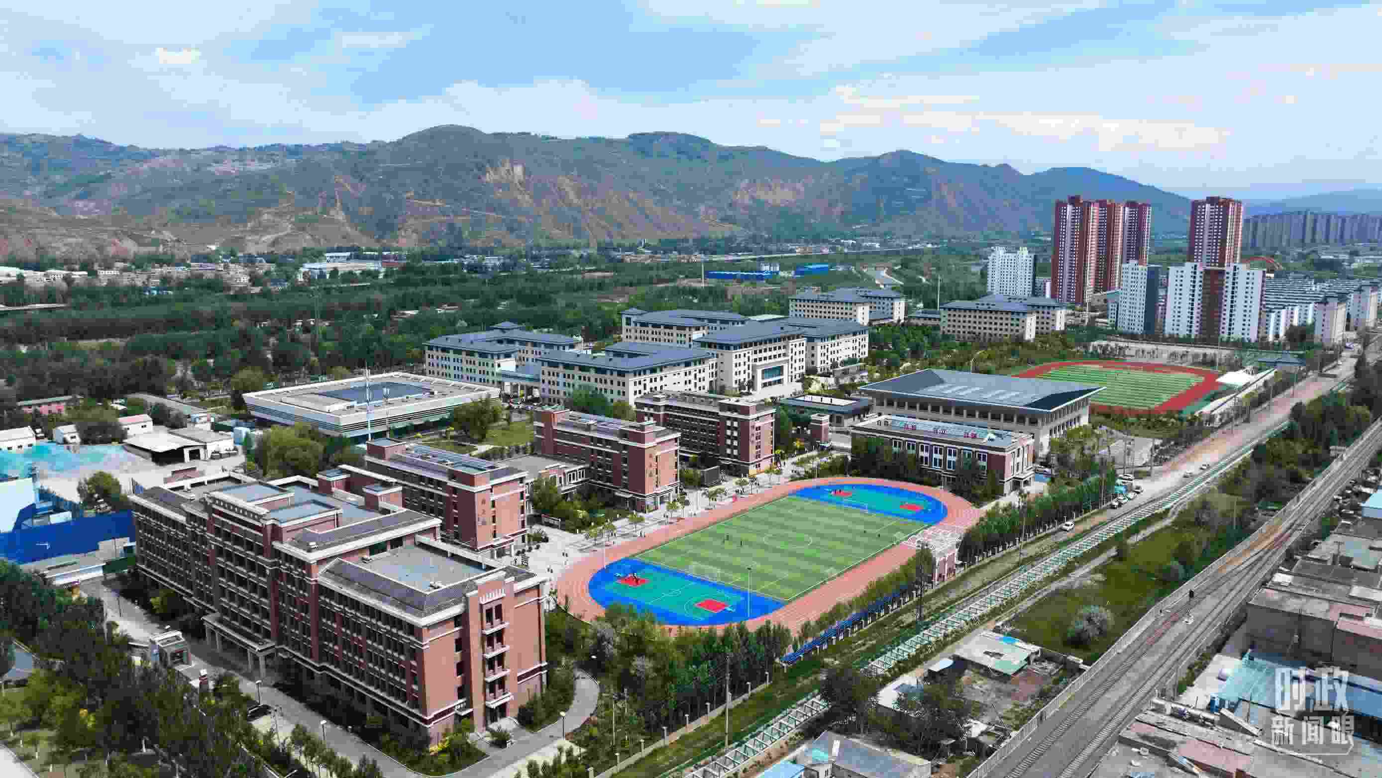 △果洛西寧民族中學(xué)。（總臺記者閆懋鵬拍攝）